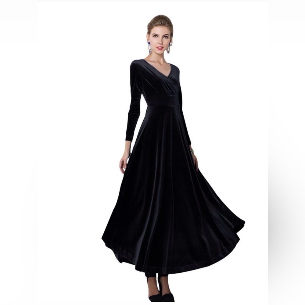 Urban Coco Elegant Black Velvet Evening Gown